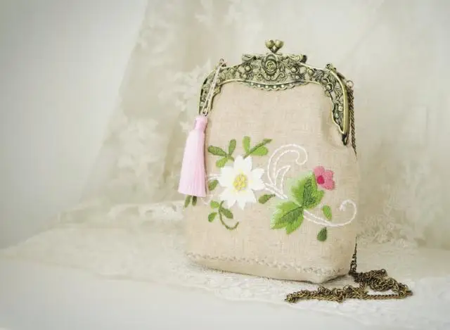 Lost in Vintage Embroidered Purse Kisslock Clutch Purse with Gold Metal Rose Frame Floral Pouch Bag Handbag with 2 Chains