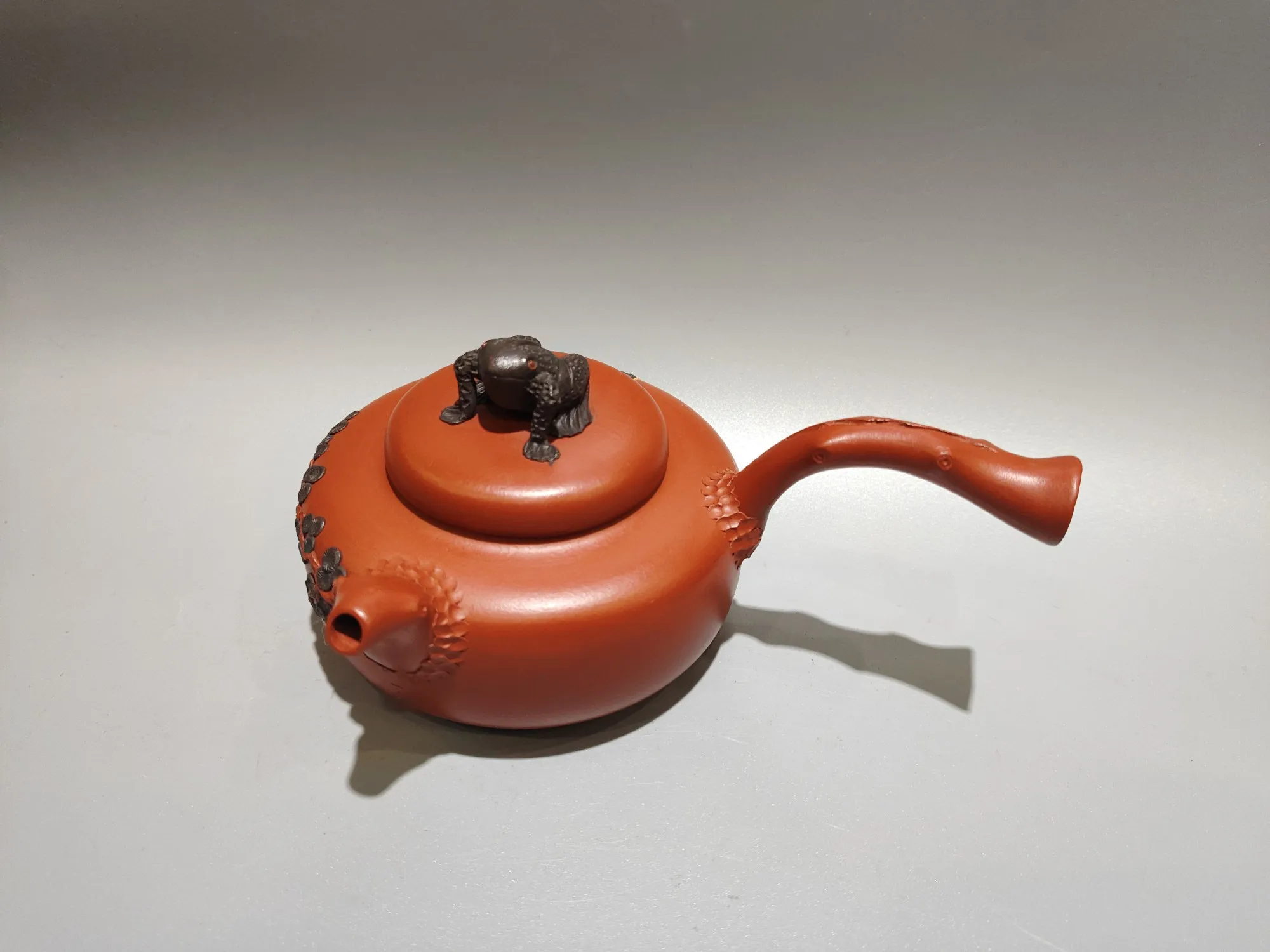 Yixing Purple Clay Pot Painted Mud painting Golden Toad Statue Cover Pine needle pattern Side handle pot Kettle Teapot Flagon