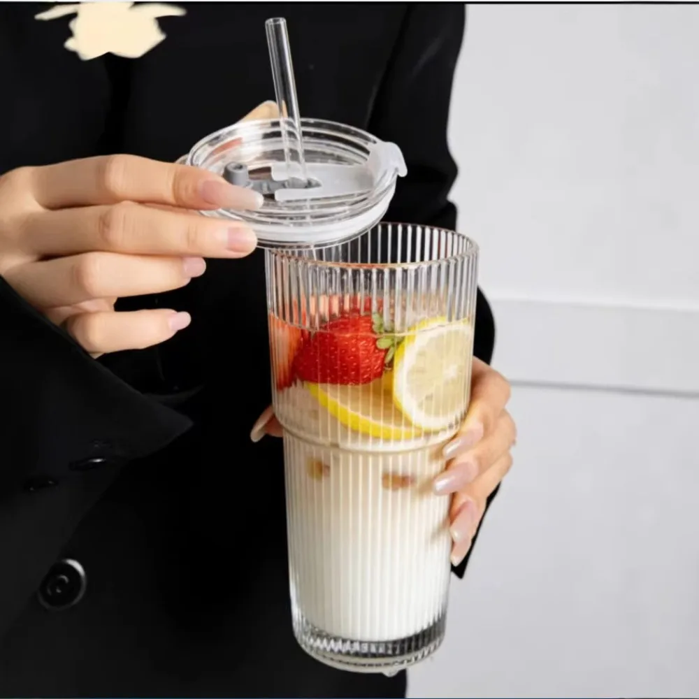 600ml Gestreiftes Glasbecher-Set mit Deckel und Strohhalm – Transparente Trinkgläser für Saft, Wasser und Eiskaffee – Tassen und Trinkgefäße für Bar und Gastronomie