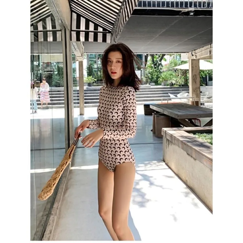 ชุดว่ายน้ำวันพีซผู้หญิงสุดเซ็กซี่ ระดับไฮเอนด์ รุ่นใหม่ล่าสุด แขนยาว ปิดหลัง กระชับสัดส่วน ช่วยเก็บหน้าท้อง เหมาะสำหรับใส่เที่ยวพักผ่อนในน้ำพุร้อน