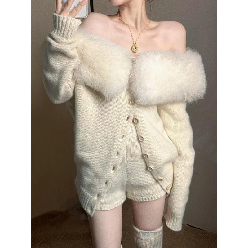 Delikatny wiatr, temperament, futrzany kołnierz, odkryte ramiona, kardigan z długim rękawem, zestaw damski: kurtka i szorty z wysokim stanem.