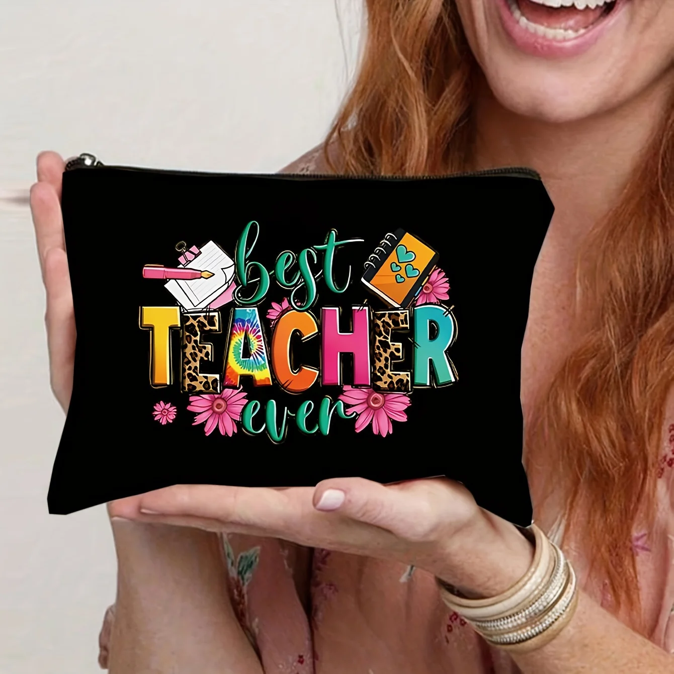 1 قطعة حقيبة صغيرة نسائية ، هدايا المعلم إلى أفضل المعلم على الإطلاق حقيبة ماكياج مطبوعة بحروف ، حقيبة هدايا حقيبة بسحاب لحقيبة تخزين السفر