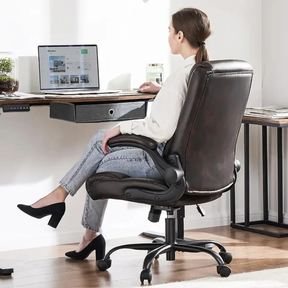 Chaise de Bureau Ergonomique avec Accoudoir Rabattable et Support Lombaire, Siège en Cuir PU à Dossier Moyen, avec Roues à Comcussion à 360 °, Chaises de Bureau Brunes