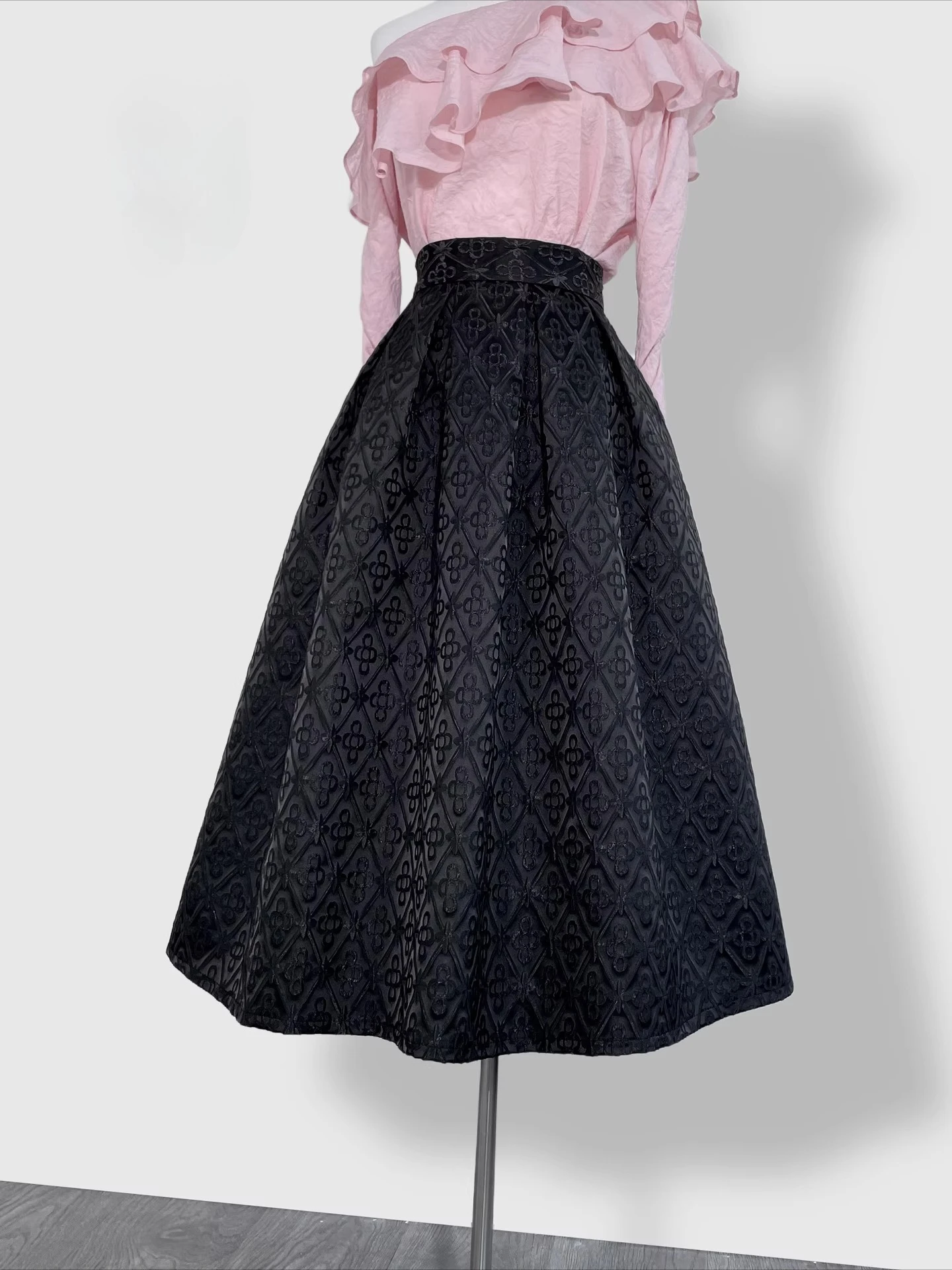 

Spring and Autumn New Women's Half Length Skirt, Retro A-line Edition Black Fashionable Elegant Pleated Long Skirt