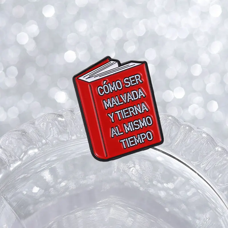 Wie man gleichzeitig böse und sanft sein kann – Emaille-Abzeichen mit Rotbuch-Muster, kreativer Text-Dekor-Brosche, Geschenk für einen Freund – Detail 5