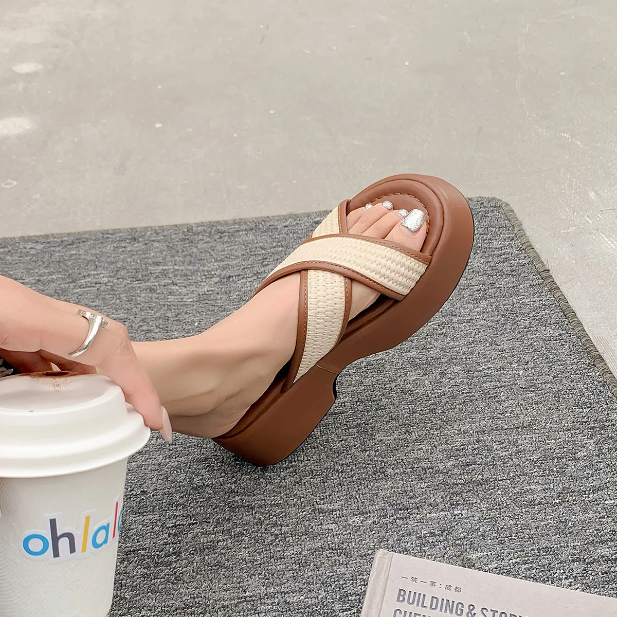 

Arden Furtado 2025 Summer straw weaving platform Mixed Colors Wedges Word slippers Round toe Pull-on High-heeled Beach Mules