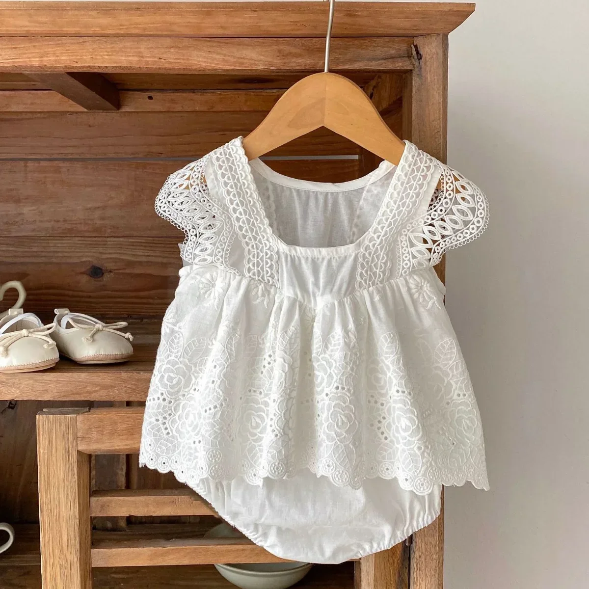 2023 Summer New In Pretty Princess Fly Sleeve Lace Hollow-out Emboridery One-piece Infant Newborn Baby Girls Bodysuits Kid 0-24M