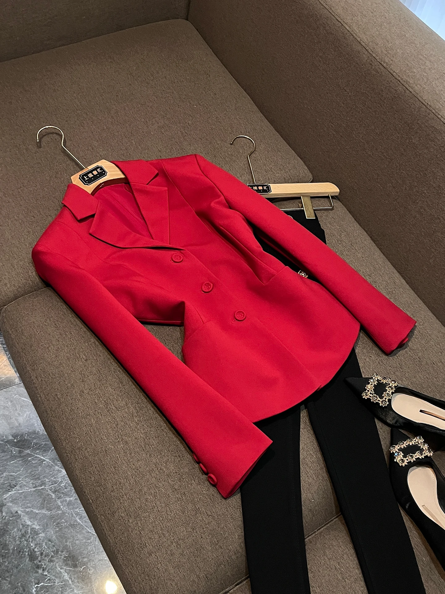 

Весна 2026: Красное двубортное женское пальто с длинными рукавами, приталенное, в западном стиле, P30, дышащее, из полиэстера.