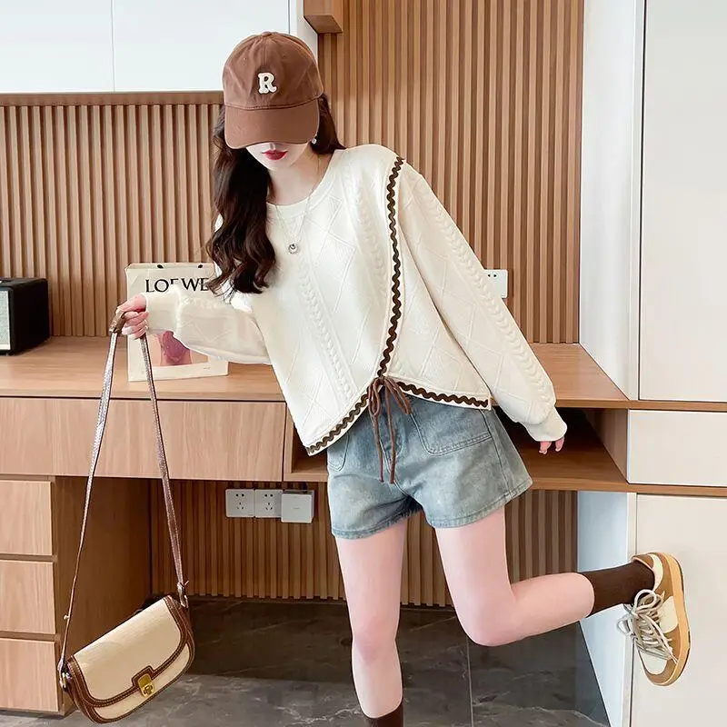 2025 herbst Winter Neue Frauen Mode Licht Luxus Design Gefühl Unregelmäßigen Schlitz T-Shirt Lose Kleine Kurze Design Gefühl Nische Tops