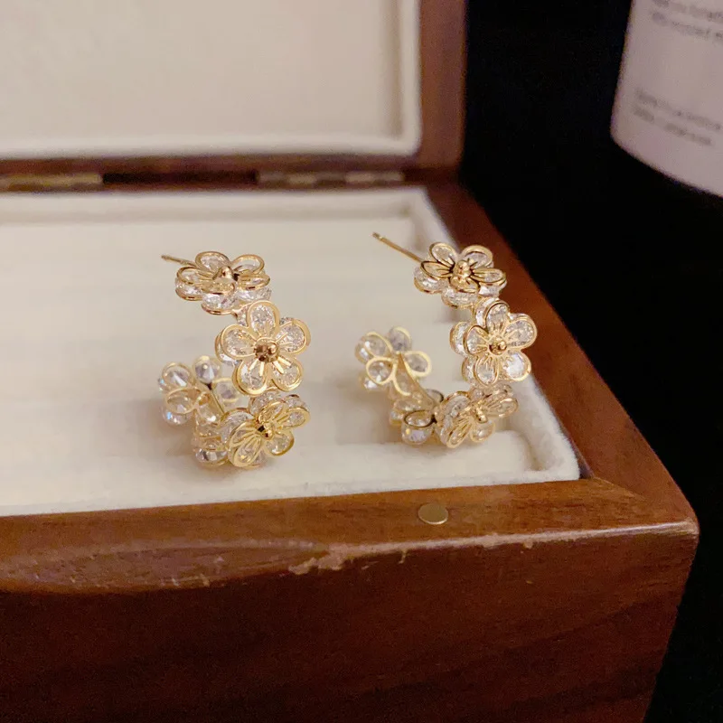 

S925 Sterling Silver Needle Micro-Paved Zircon Flower Hoop Earrings for Women Versatile & High-End Fashion Jewelry Wholesale