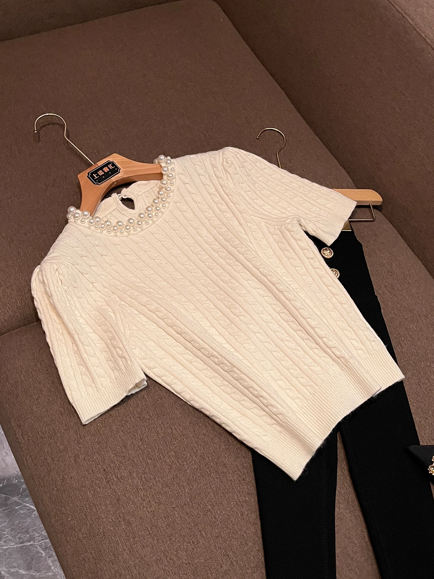 

Модный облегающий вязаный топ с круглым вырезом и коротким рукавом для женщин, стиль ранней весны, для повседневной носки, с заклепками, круглый вырез, вязаный.