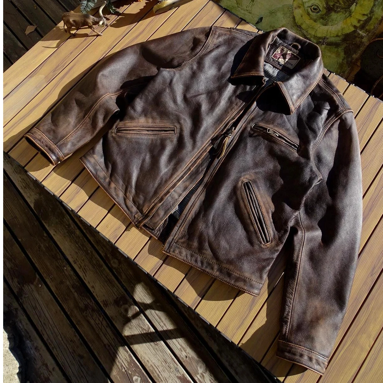 

Американская винтажная рабочая одежда Куртка Detroit-Style Cut из кожи с потертостями и абрикадельками Tea-Core Embracing the Amekaji Aesthetic