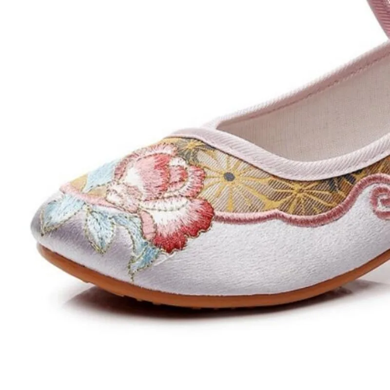 Women Ankle Strap Embroidered Mid-Heel Dress Shoe Round Toe Retro Mary Jane Spring Shoes Ethnic Style Fabric Pumps