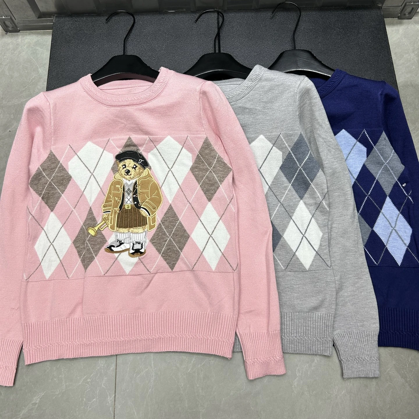 เสื้อสเวตเตอร์ไหมพรมผู้หญิงแฟชั่นแบรนด์ใหม่สำหรับฤดูใบไม้ร่วง แขนยาว คอกลม ลายปักการ์ตูน ทรงหลวม สวมใส่สบาย