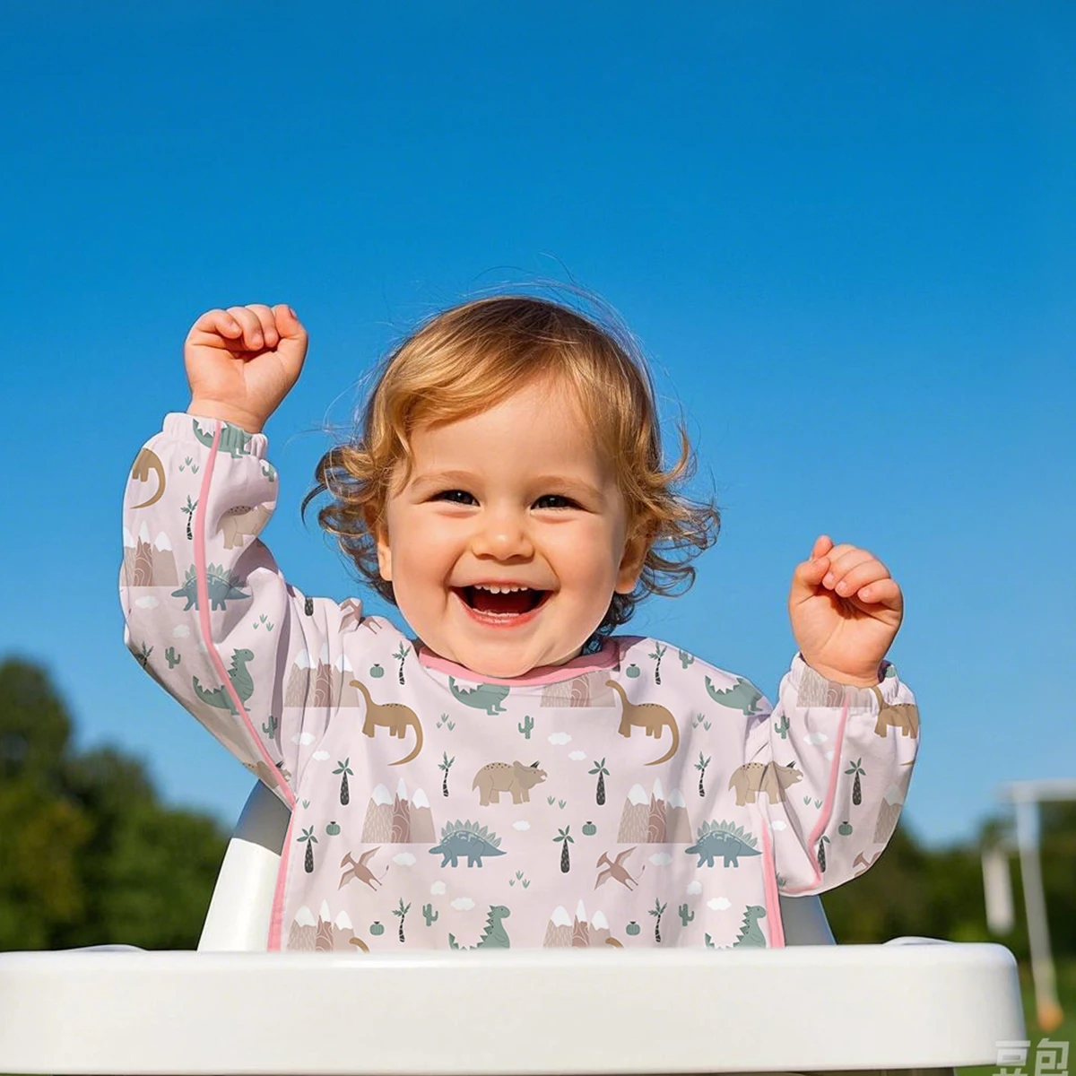 

Детский стульчик Kangobaby: водонепроницаемый, устойчивый к пятнам и маслу, легко чистится, с застежкой на липучке для крепления к сиденью для кормления.