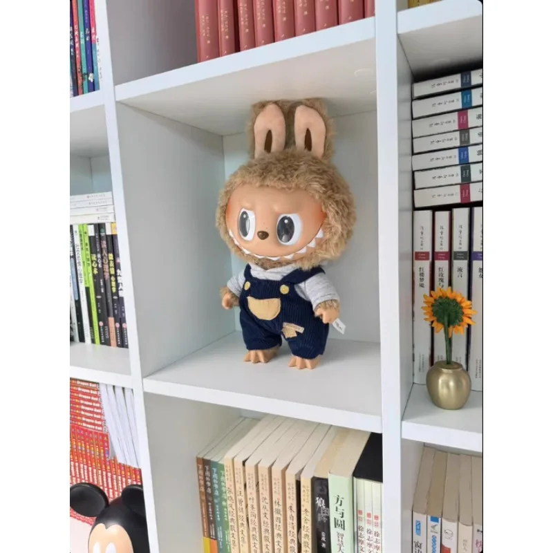 

Ограниченная серия LABUBU's Gen1 Lazy Holiday для Lazy Day представляет собой двухформированный дизайн с черной веснушками из кожи, модный коллекционный дизайн.