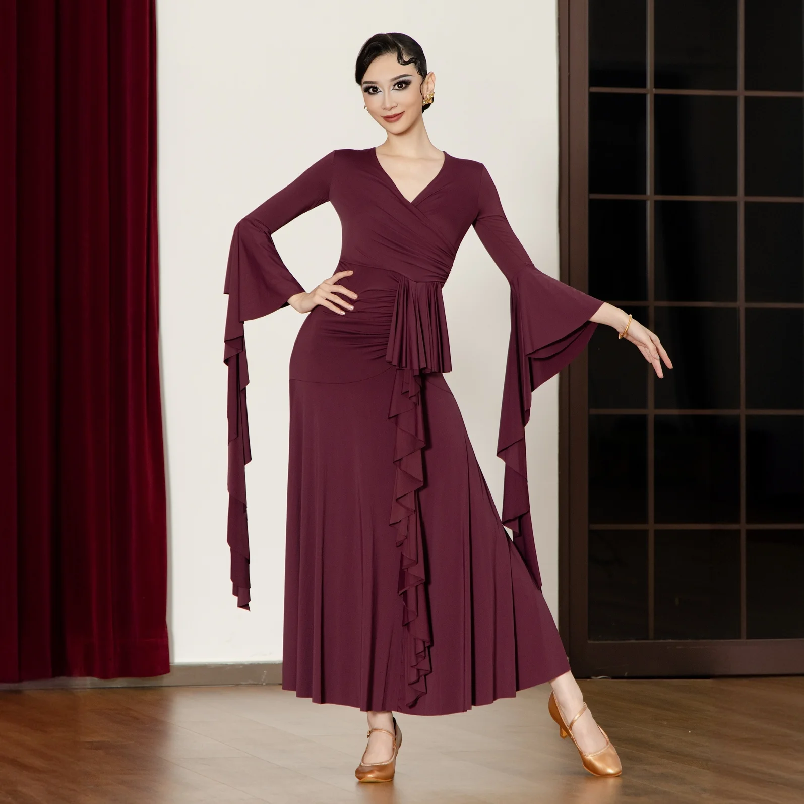 Strój do tańca towarzyskiego, standardowy, nowoczesny, damski, z dekoltem w serek, długi rękaw, duża spódnica, strój do występów, model DN22424, rok 2025.