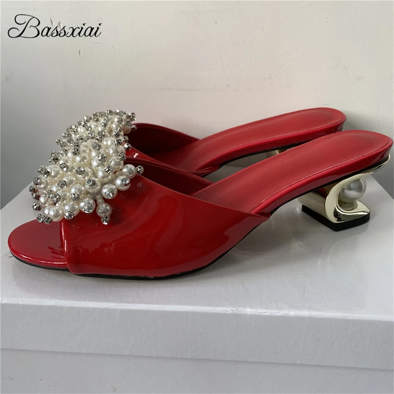 

Женские босоножки на каблуке из лакированной кожи с уникальным жемчугом и резьбой из хрустального декора