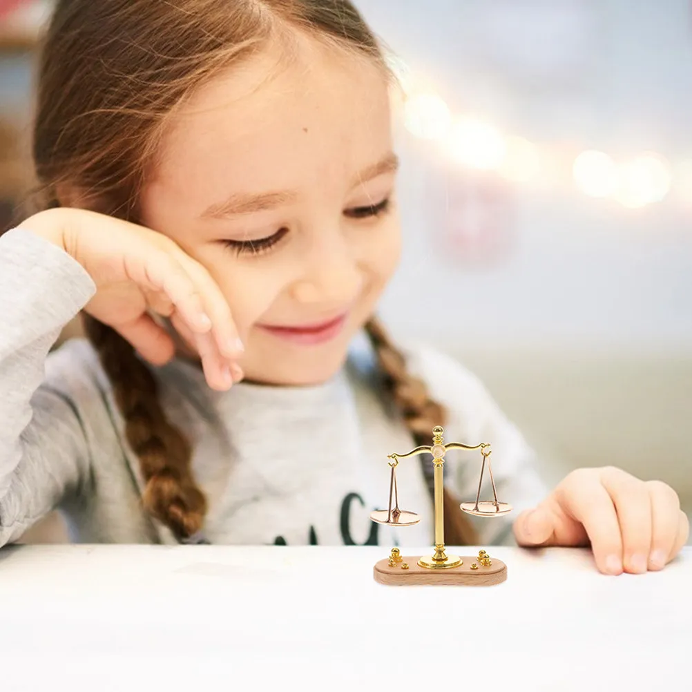 

2 шт. миниатюрные винтажные металлические весы-украшение, подходят для миниатюрного домика, музыкальной комнаты, кофейни, детских развивающих игр