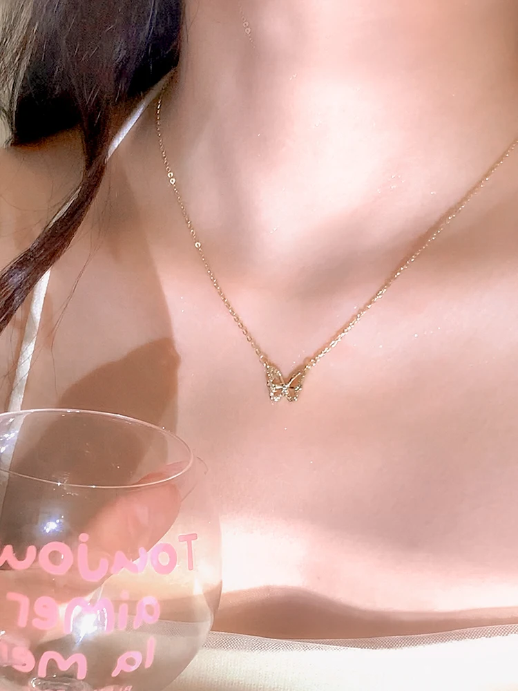 

Elegant and minimalist butterfly necklace with broken diamonds