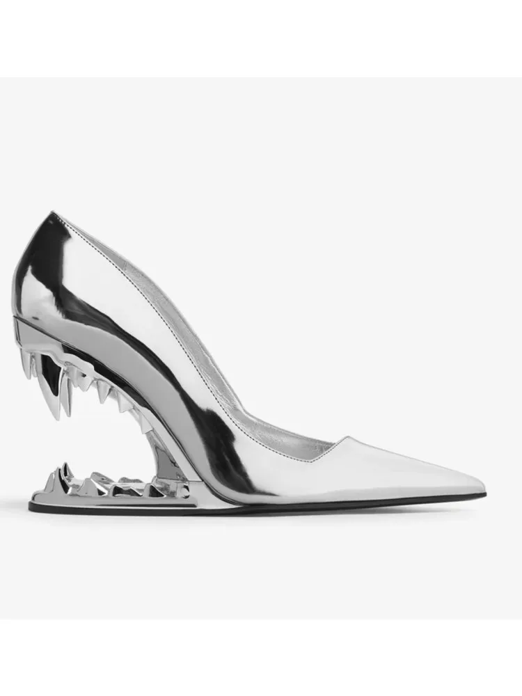 2026 Europese en Amerikaanse zomerse nieuwe metalen sandalen met tandjes, schoenen met hoge hakken, modeshows, damesjurken, sandalen maat 44