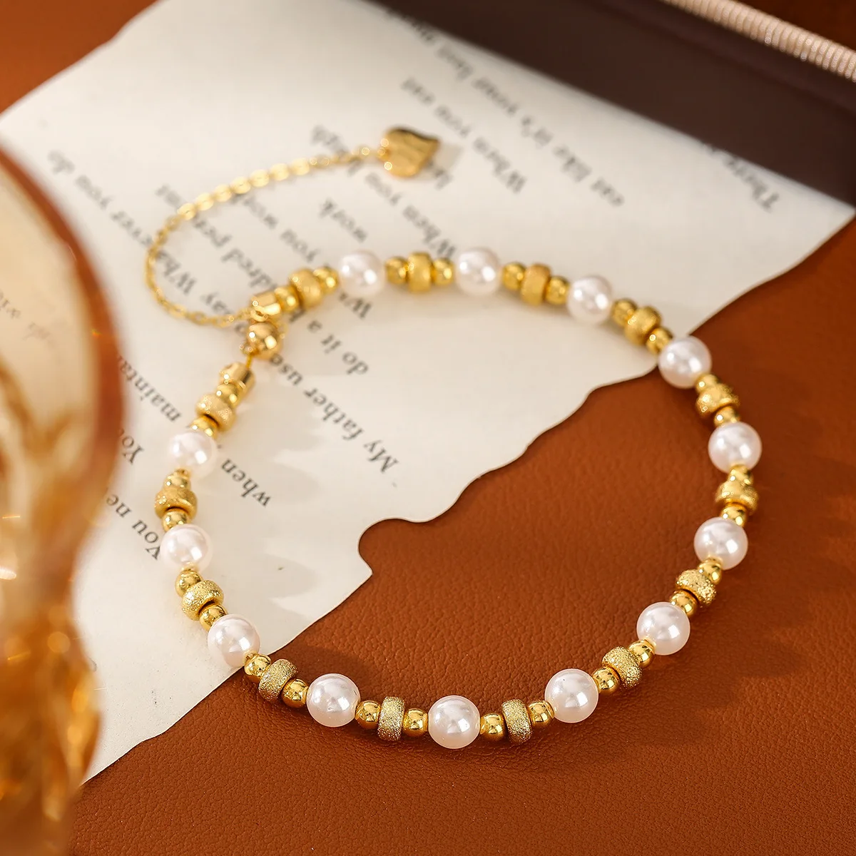Handmade beaded pearl bracelet that can be pulled and adjusted. Made of genuine gold.