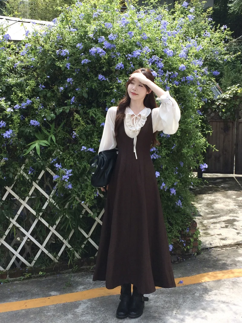 

Ретро-комплект из двух предметов: тонкая рубашка с длинным рукавом в стиле тай-дай и летнее платье-жилет с завышенной талией прямого кроя для взрослых женщин