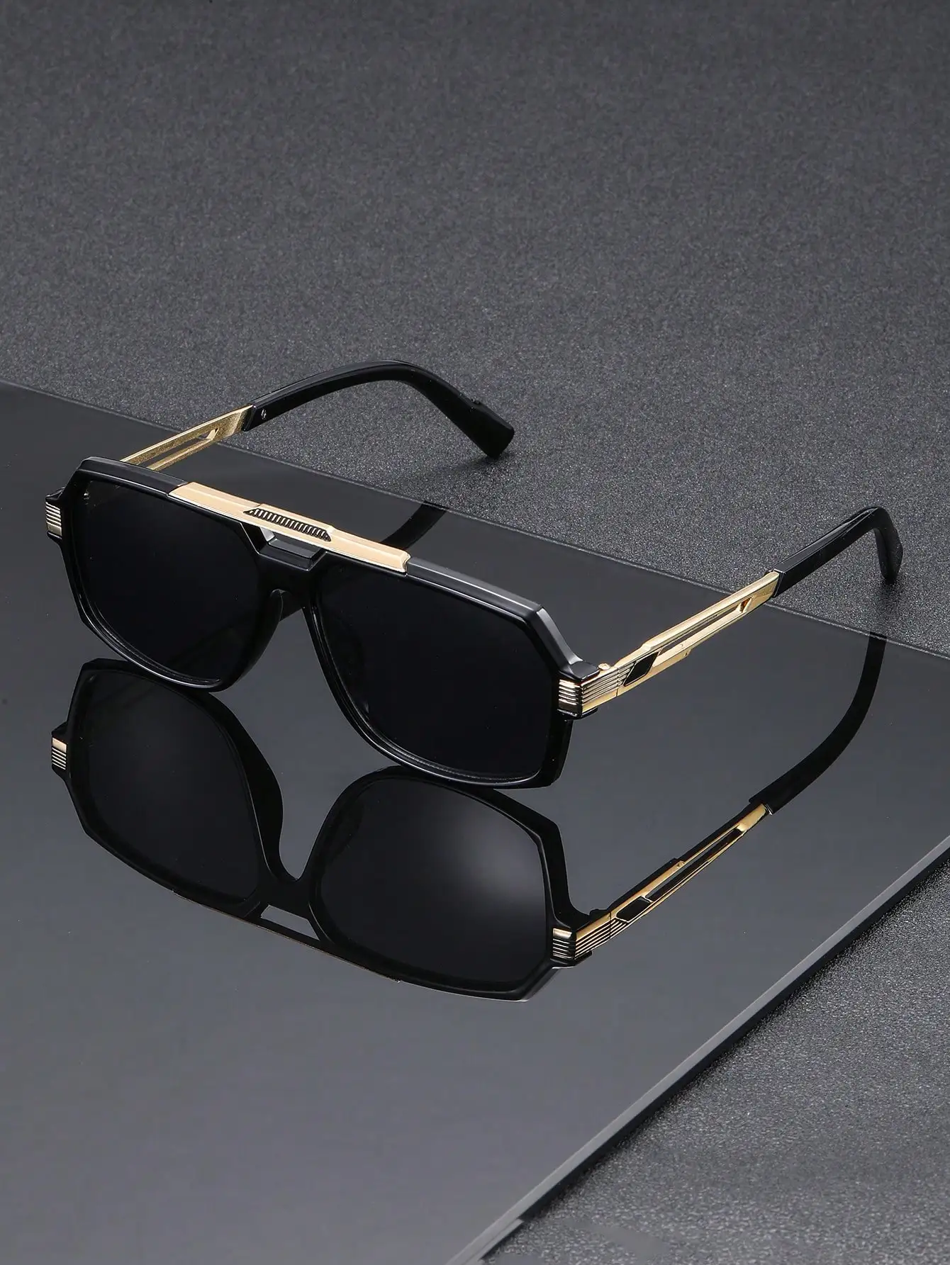 زوج واحد من نظارات شمسية رجالية بإطار شفاف رمادي اللون على الطراز الأوروبي والأمريكي بتصميم عصري ذو شعاعين وحواف مقطوعة من المعدن الكلاسيكي