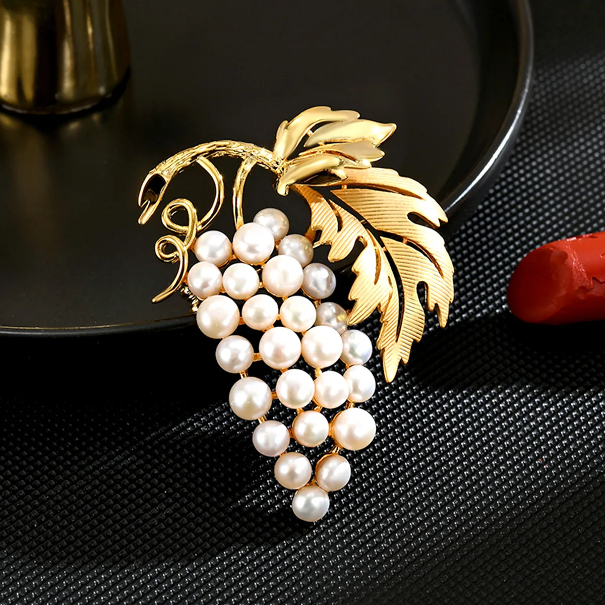 European Retro Freshwater Pearl Grape Brooch Light Luxury and High-end Design Corsage Pin Clothing Accessories Holiday Gifts