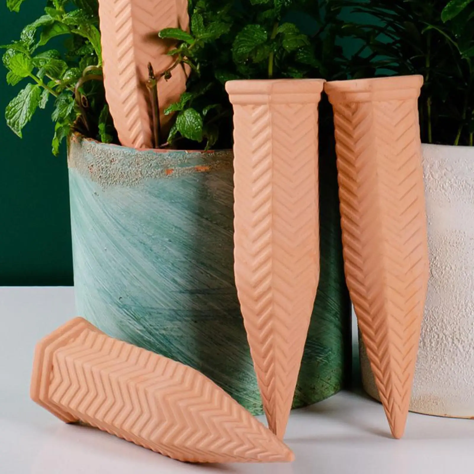 

Vacation Plant Watering Devices Plant Watering Spikes 4 Pieces Irrigation System Terracotta Slow Release Planter for Gardening