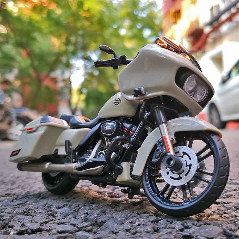 Maisto 1/18 Harley Davidson 2018 CVO Road Glide Motorcycle Model Toy Vehicle Collection Shork-Absorber Off Road Toys Car