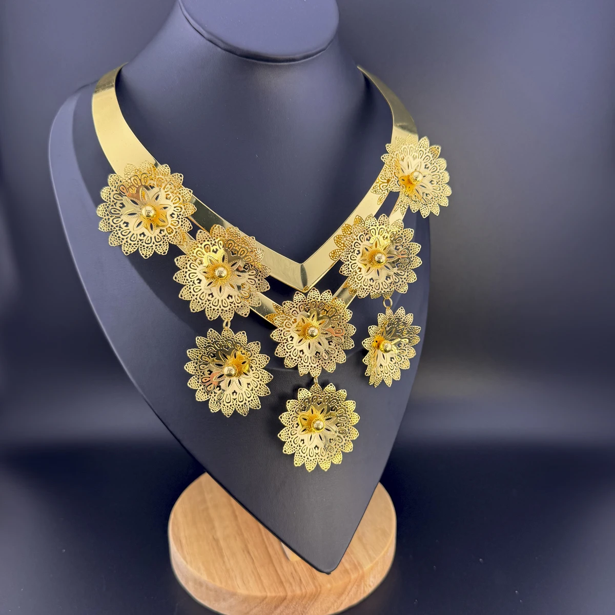 2024 New Flower Shaped Big Necklace Pendant Earrings Women's Jewelry Party Fashion Jewelry Set Flower Bracelet Exquisite Gift