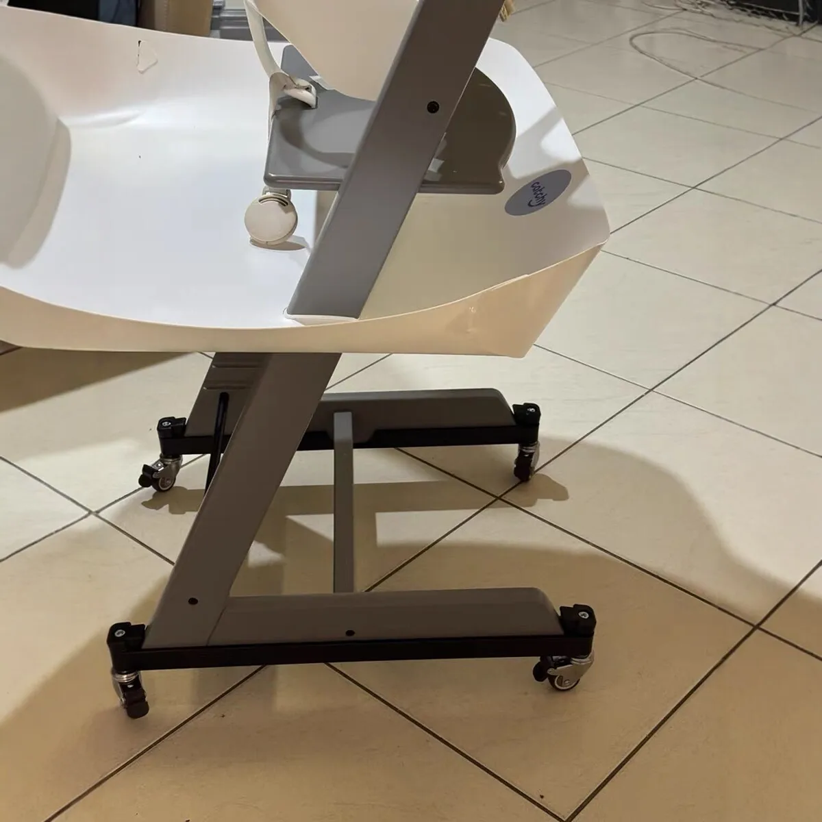 Adapt to STOKKE universal wheel pulley growth chair accessories baby silent free punching with fixed brake TT dining chair