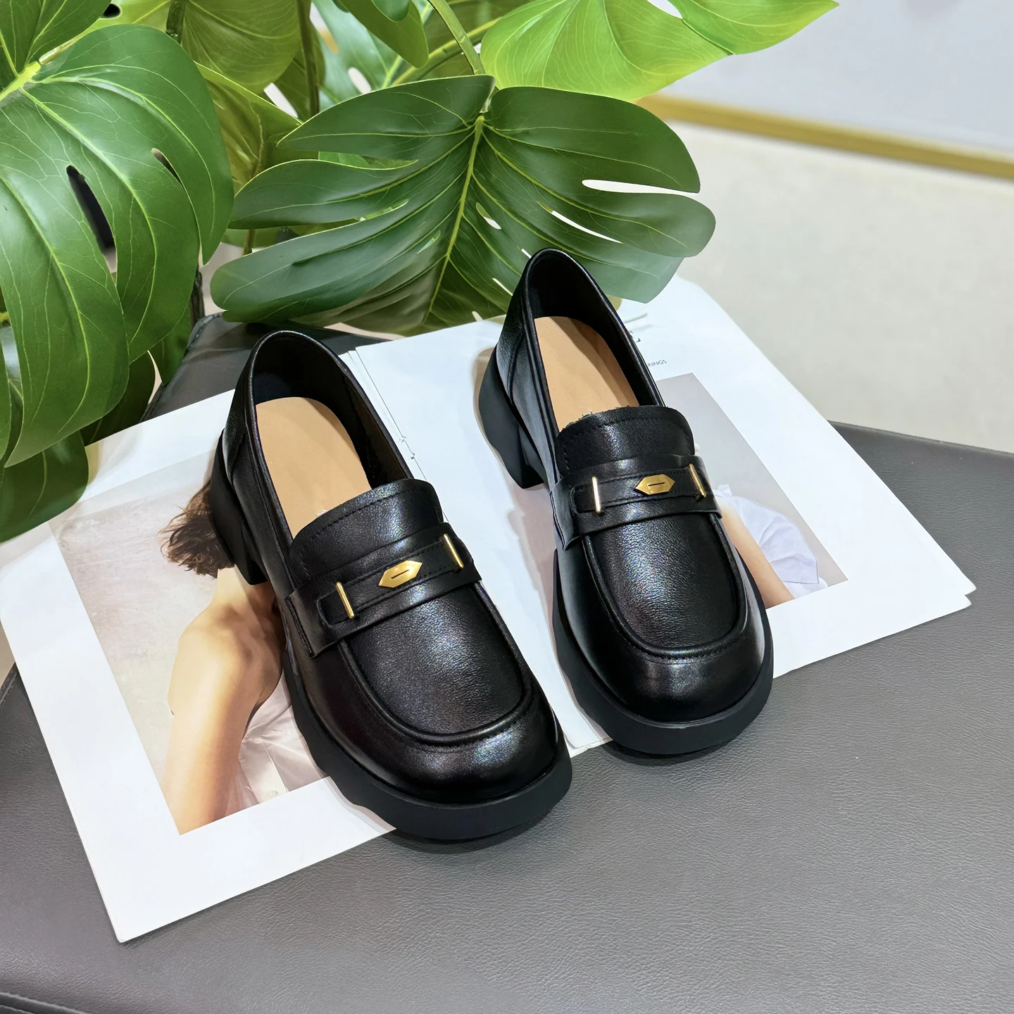

Мягкие кожаные удобные черные лоферы для женщин, в британском стиле, на плоской подошве, модная повседневная обувь, легко надеваемые, с круглым носком