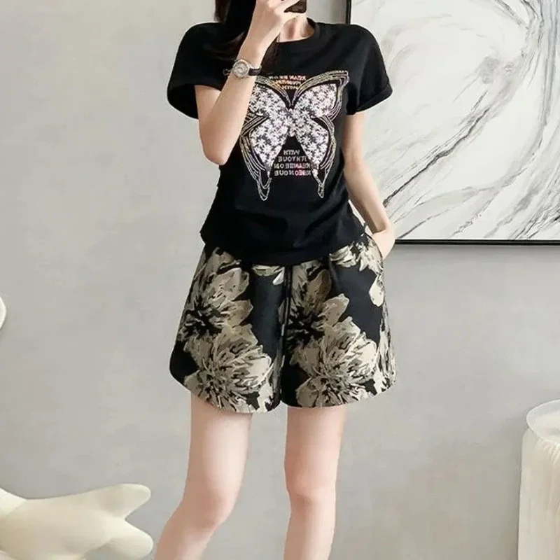 

Женские короткие комплекты, комплект из 2 предметов, приталенная футболка, корейский стиль, женские шорты с бабочкой, черный комплект, дешевые предложения, новинки, тенденции, повседневная одежда