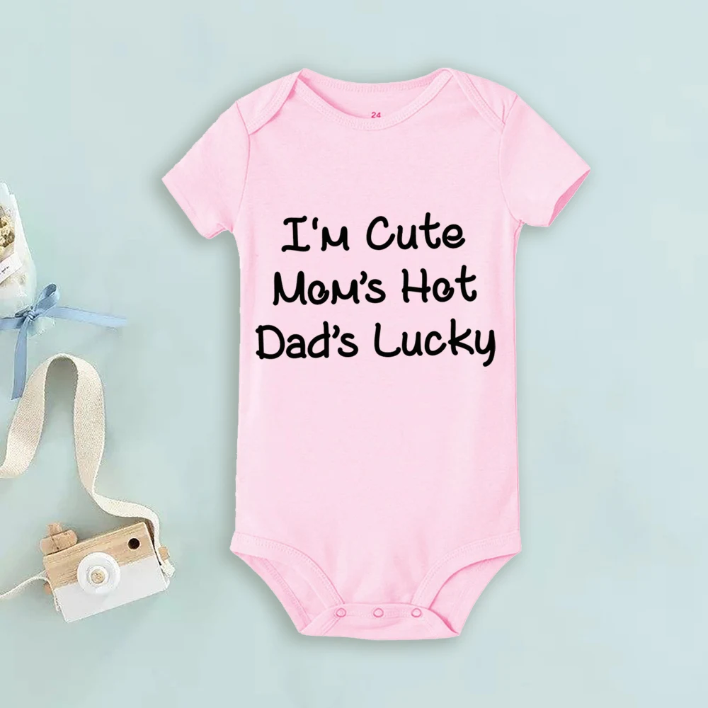 

I'M CUTE MOM'S HOT DAD'S LUCKY с буквенным принтом, детский боди с короткими рукавами, комбинезон для младенцев, повседневный комфортный комбинезон, летняя одежда