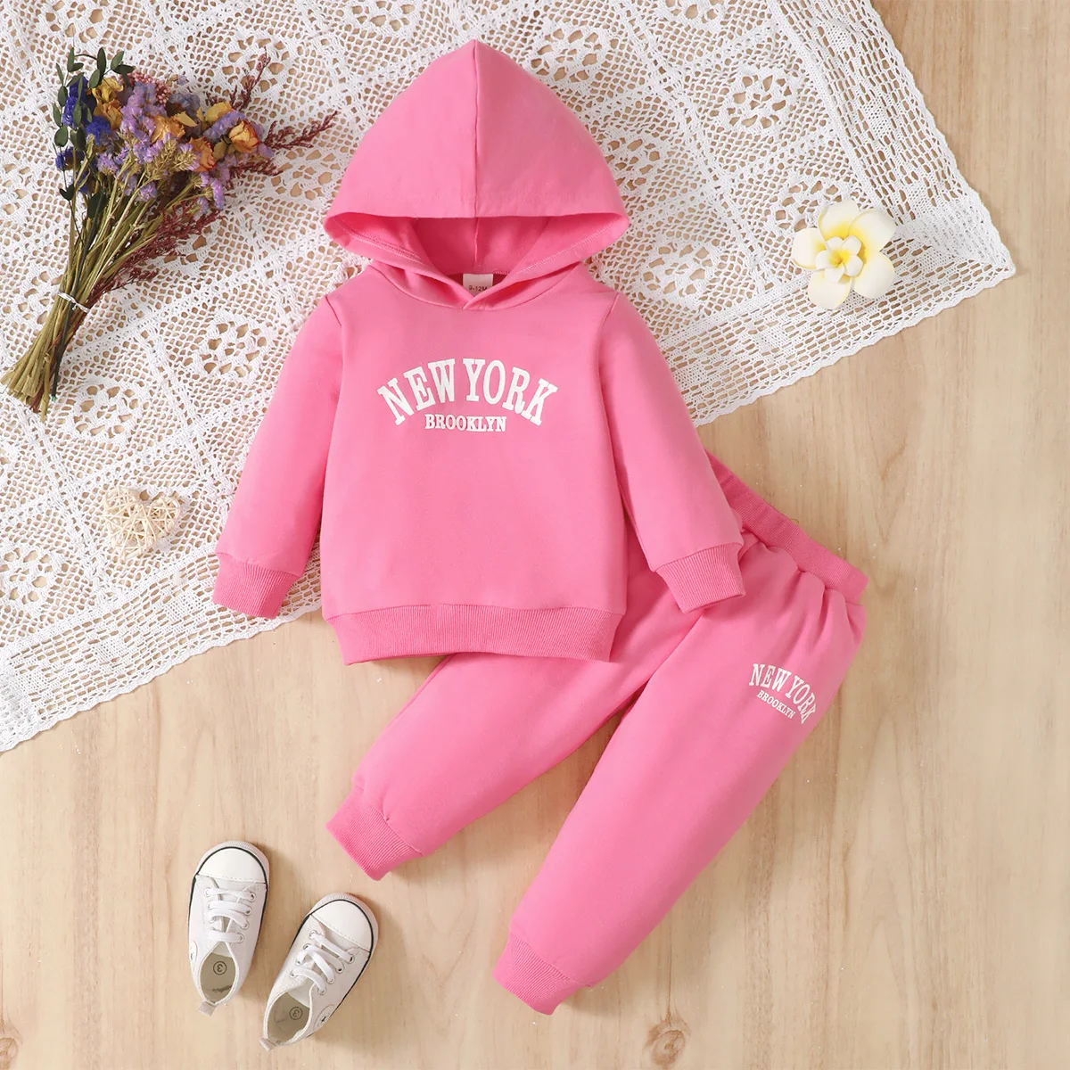 

2-piece set of baby girl baby casual letter printed hooded long sleeved hoodie and pants set for autumn