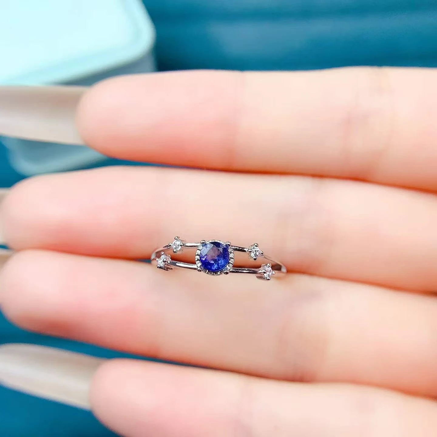 Elegant Natural 4mm Sapphire Statement Ring 925 Sterling Silver Fine Crafted Minimalist Split-Band Ring for Women