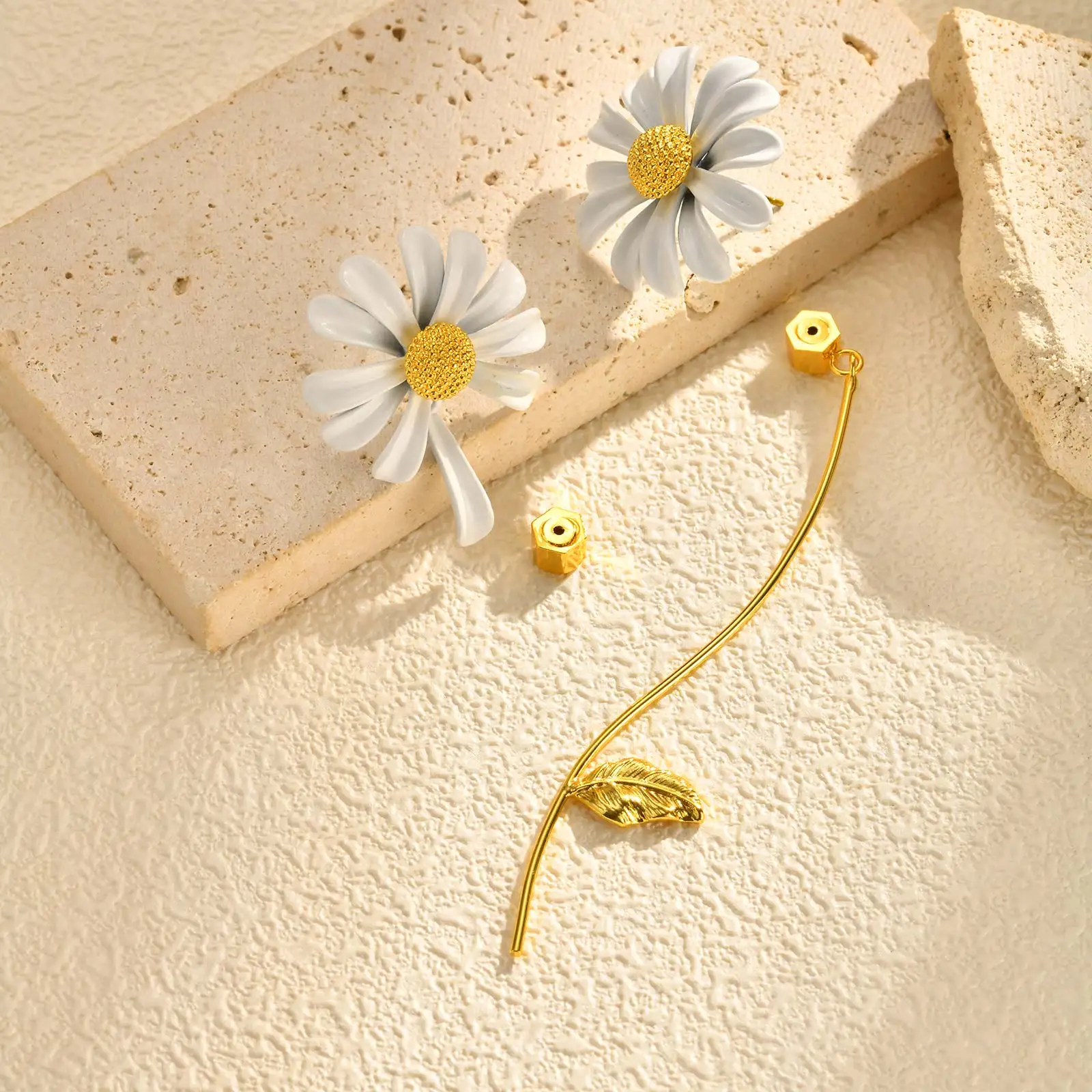 شخصية أنيقة غير المتماثلة زهرة الأقحوان الأقراط، أقراط معدنية هيبوالرجينيك، مجوهرات الأزياء الحلوة للنساء هدية