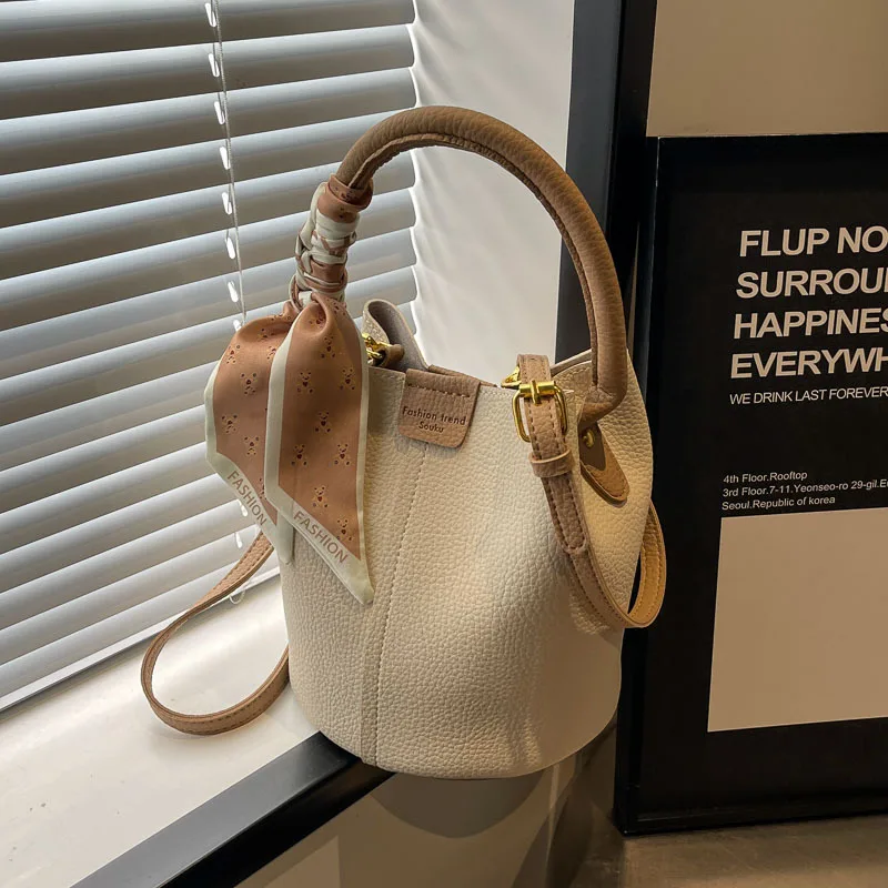 

New Fashion Urban Women's Bag 2026 Winter New Popular Retro Niche Design Messenger Bag Versatile Portable Bucket Bag