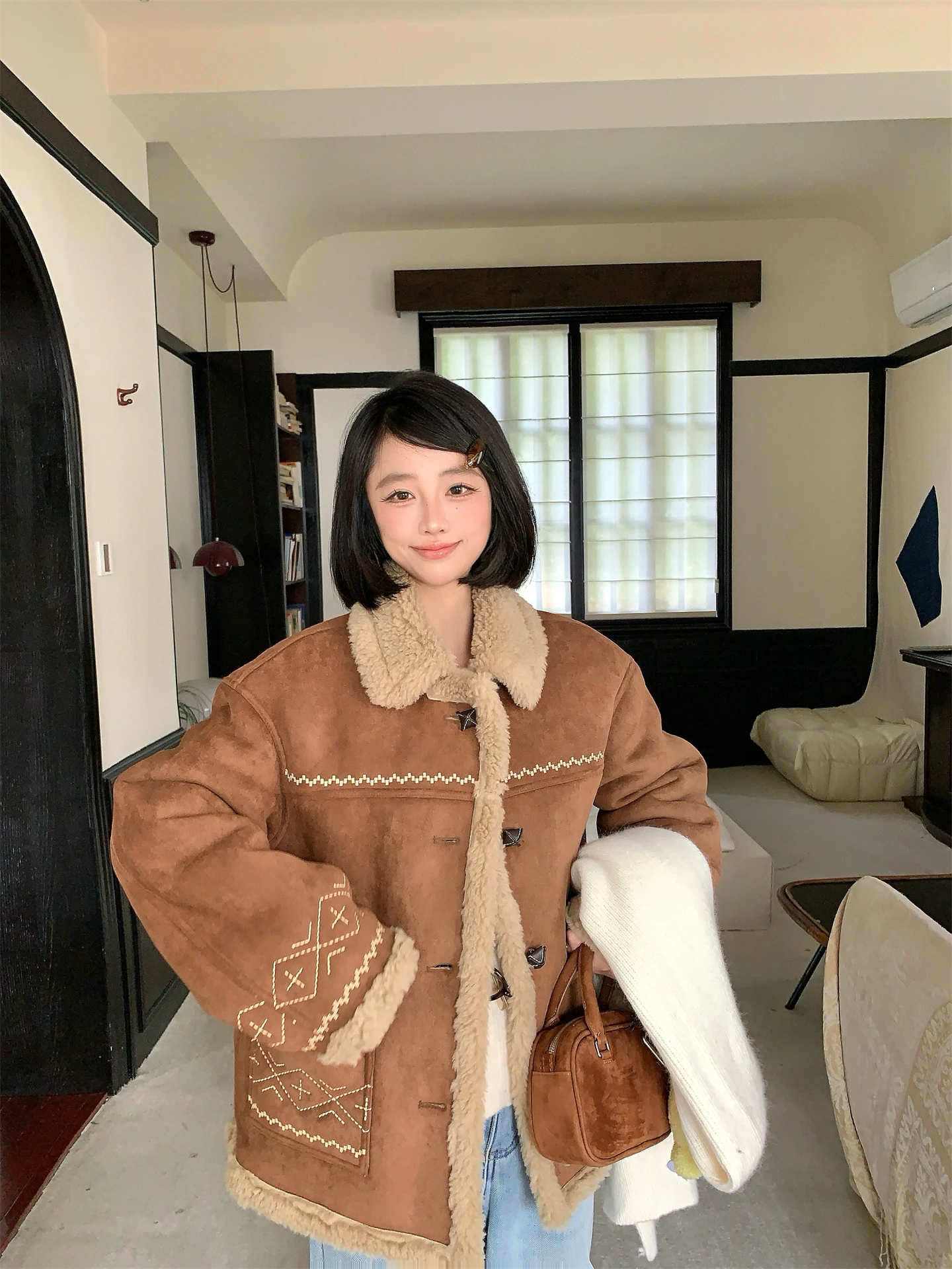 

Женское пальто в стиле ретро с длинными рукавами, свободного кроя, с тяжелой вышивкой, из замши, с отделкой из овечьего меха, на пуговицах, из полиэстера и хлопка.