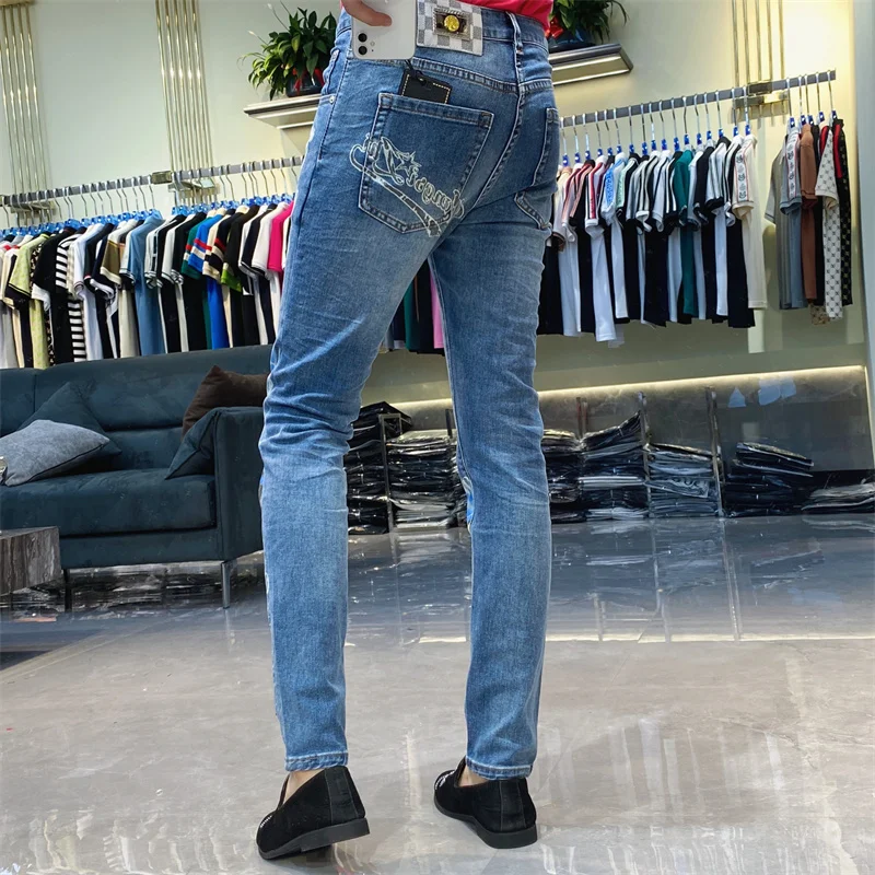 جينز رجالي مطبوع عليه حروف جينز رجالي مصمم للرجال 2025 ماركة أوروبية ملابس الشارع جينز على شكل حيوانات جينز رجالي من قماش الدنيم #5