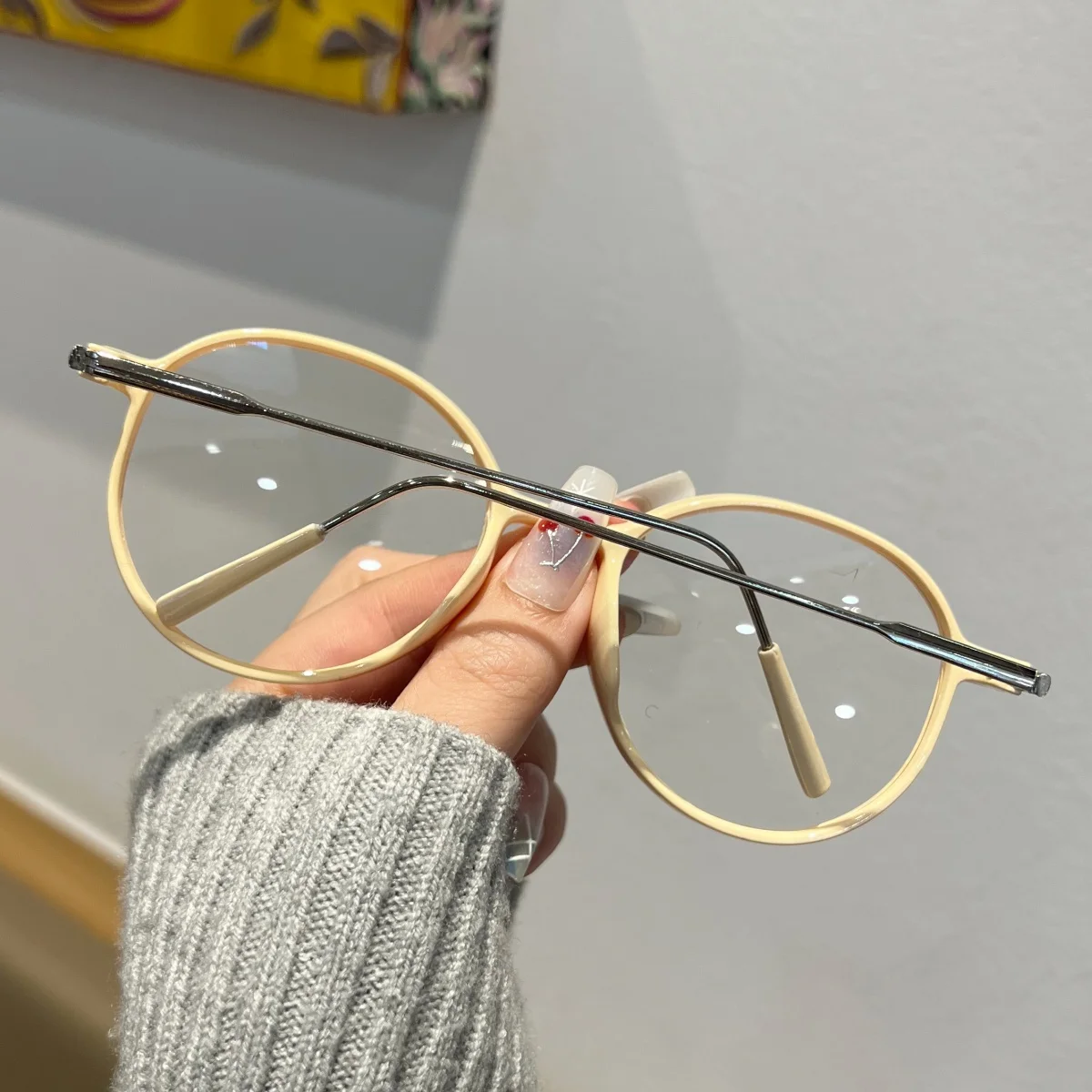 1PC Women’s Flat Glasses, New Round Frame, Simple and Elegant Design, Perfect for Enhancing Face Shape, Stylish and Versati