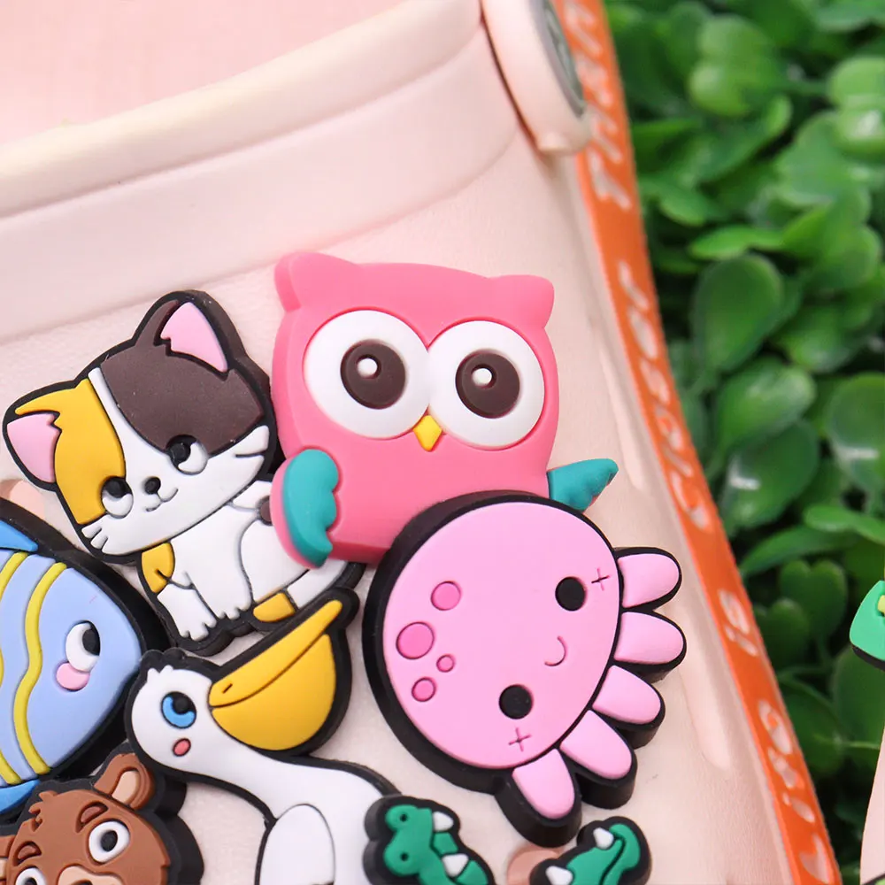 Neuankömmling 1 stücke PVC Cartoon Schuh Charms Pfau Katze Papagei Fisch Sandalen Dekoration Zubehör für Clog Pin Kid Party Weihnachts geschenk