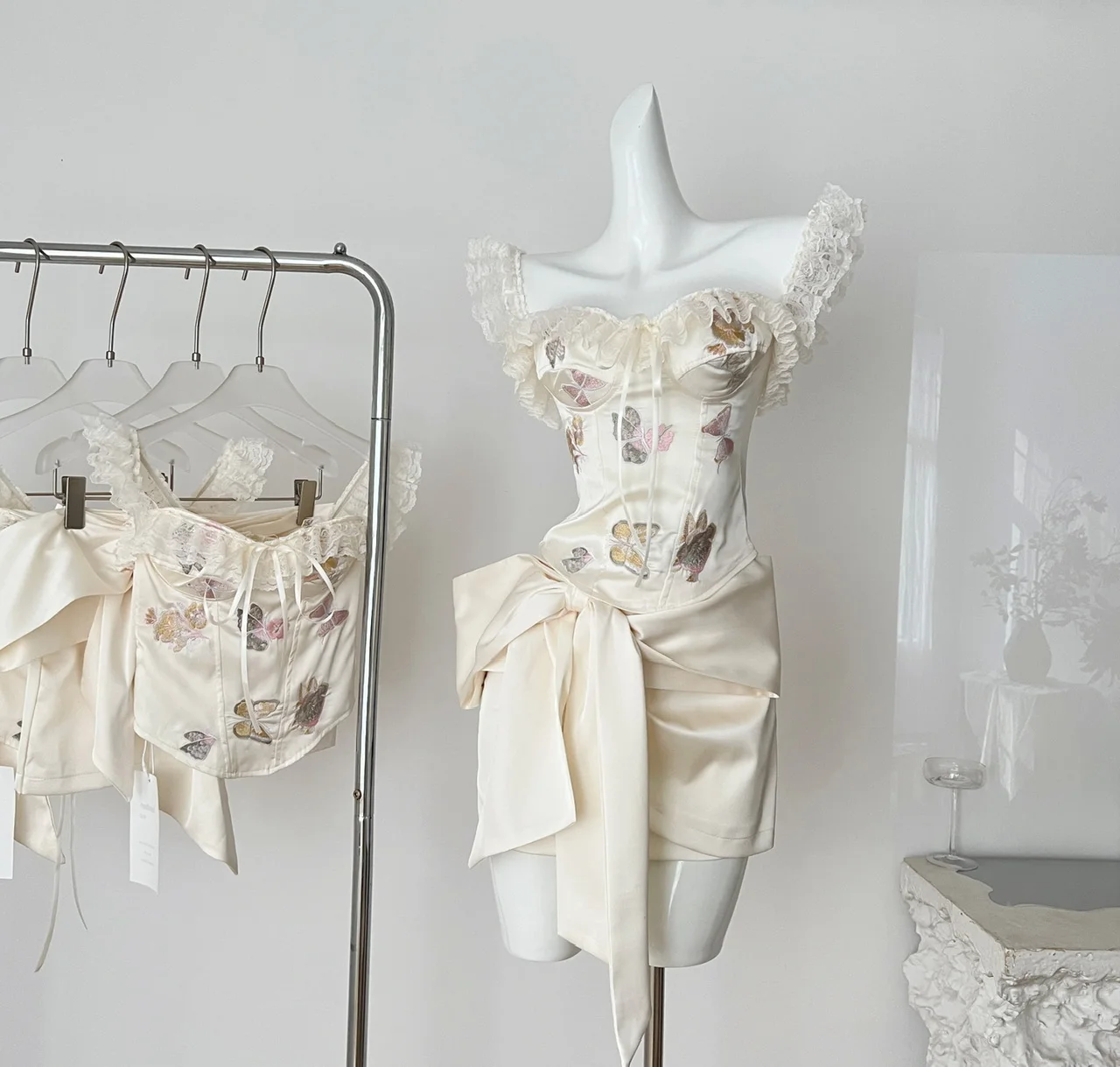 

Summer Women Mori Girl Luxury Shoujo Satins Gyaru Outfits 2 Piece Set Coquette Gyaru Embroidery Lace Crop Top + Mini Bow Skirt