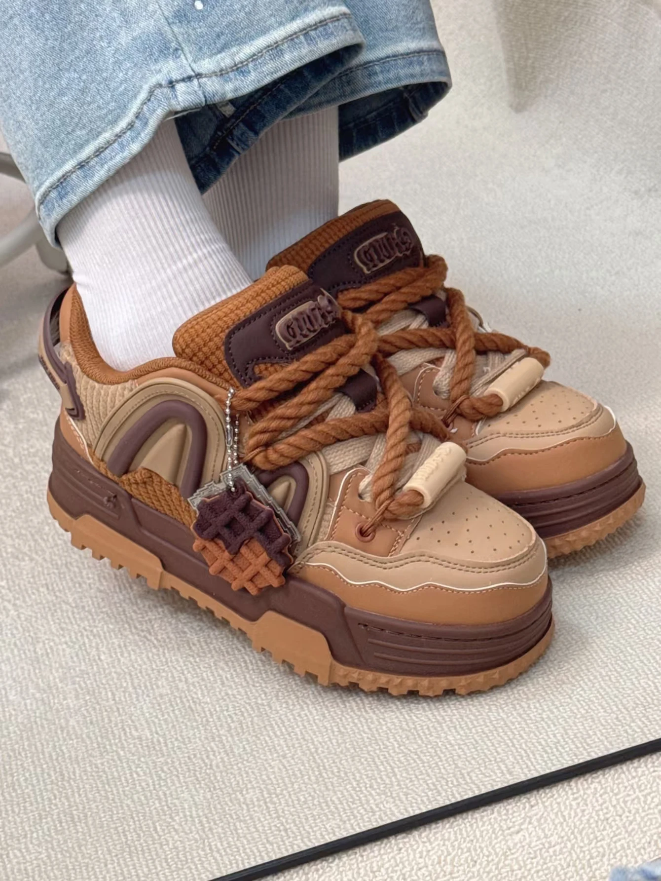 Q-AND Unisex Retro Caramel Brown Platform Sneakers with Waffle Charm Decoration Height-Increasing Thick Sole and Non-Slip Design