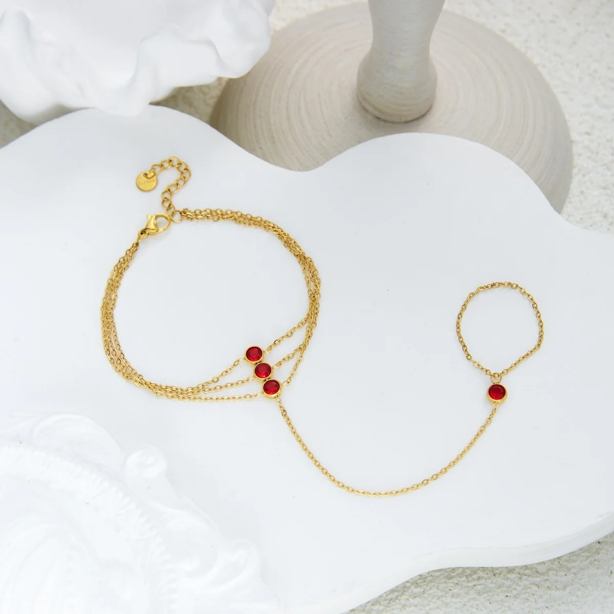 Edelstahlarmbänder mit roten Zirkonia-Steinen, dreischichtig, für Damen und Herren, runde Armreifen mit Strasssteinen, die Finger und Handgelenk verbinden, Party-Schmuck. – Detail 13