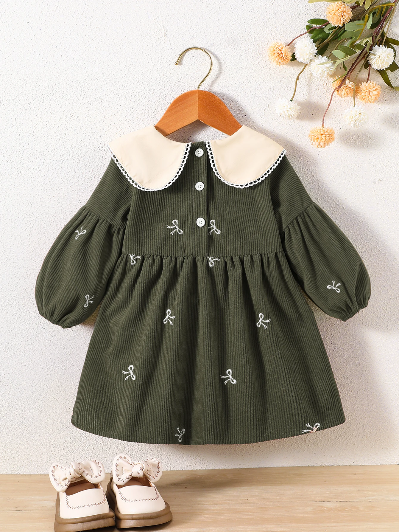 1-Piece Thickened Corduroy Dress for Girls with Lace Trim, Bow Embroidery, Color-Blocking Collar, Suitable for Toddlers and Young Children, Long-Sleeve, Soft, Comfortable, Casual, Versatile Dress for Spring, Autumn, and Winter