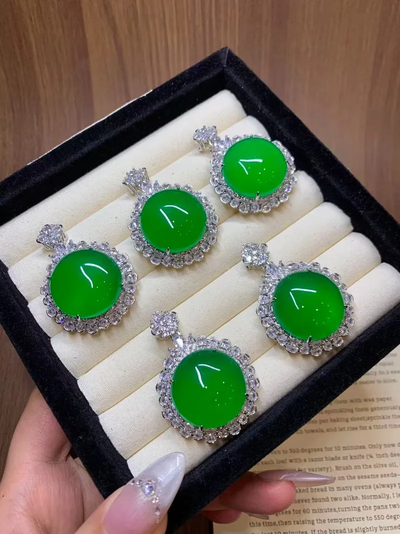 

2026 New Jade Pendant, High Ice Emerald Green Cabochon Inlaid Necklace, Luxury Fashion Charm Jewelry for Women