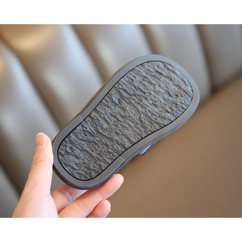 أحذية جلدية للأطفال أحذية حفلات أطفال مسطحة لحفلات الزفاف بخطاف وحلقة سهلة الارتداء أحذية بدون كعب ناعمة للأطفال لعام 2025 اتجاه كلاسيكي